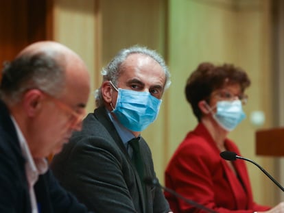 El viceconsejero de Salud Pública de Madrid, Antonio Zapatero; el consejero Enrique Ruiz Escudero, y la directora general de Salud Pública, Elena Andradas, en la rueda de prensa del pasado viernes.