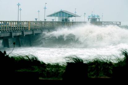 Una ola golpea sobre el muelle de pescadores de Fort Lauderdale (Florida).