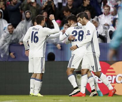 El centrocampista del Real Madrid Marco Asensio celebra con sus compañeros el primer gol marcado ante el Sevilla.