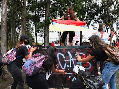 En el plantón convocado por la Articulación Feminista de Popayán, frente a la policía metropolitana de esa ciudad, mujeres realizan este viernes un acto simbólico en contra de la brutalidad policial.