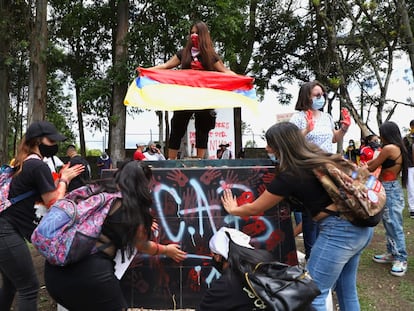 En el plantón convocado por la Articulación Feminista de Popayán, frente a la policía metropolitana de esa ciudad, mujeres realizan este viernes un acto simbólico en contra de la brutalidad policial.