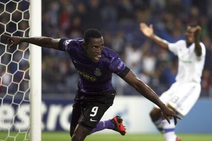 Jackson Martinez, del Oporto, celebra uno de sus goles ante el Dinamo de Kiev.