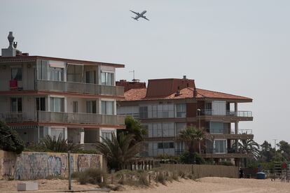 Un avión despega del aeropuerto de El Prat, a pocos kilómetros de Gavà Mar.