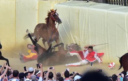 Los jinetes de la " Contrada del Giraffa " y " Contrada de Chiocciola " han provocado una caída durante la histórica carrera de caballos italiana del Palio de Siena el 2 de julio en Siena.