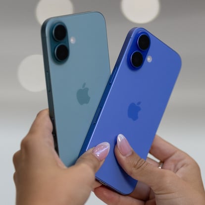 An attendee holds two iPhones 16 as Apple holds an event at the Steve Jobs Theater on its campus in Cupertino, California, U.S. September 9, 2024. REUTERS/Manuel Orbegozo