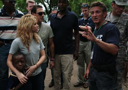 El actor Sean Penn y la embajadora de buena voluntad de UNICEF colombiana Shakira han coincidido hoy en Hait, al visitar el antiguo Club de Campo de Petion Ville. Hoy es un campo de desplazados donde sobreviven entre 5.000 y 7.500 personas. Penn ha asegurado estar convencido de que el pas, devastado por el terremoto del pasado 12 de enero, podr ser reconstruido con xito. "Como optimista que soy, creo que Hait puede ser el ejemplo de cmo los pases en desarrollo pueden desarrollarse a si mismos".