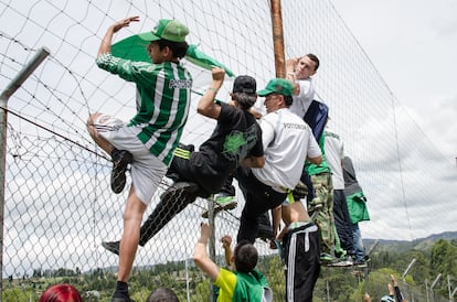 Barra de Los Del Sur durante la visita a un entrenamiento del equipo en Guarne, Antioquia.