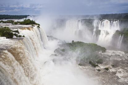 El término guaraní iguaçu proviene de la unión de y (agua) y ûasú (grande). Esta catarata, frontera natural entre Brasil y Argentina, alcanza su caudal máximo (6.500 metros cúbicos por segundo) entre diciembre y febrero, la época de lluvias. Indispensable llevar impermeable.