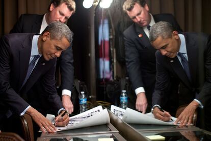 El presidente norteamericano firma fotografías de la campaña electoral