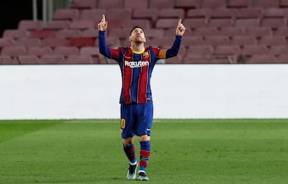 Messi feteja su gol de falta al Athletic.