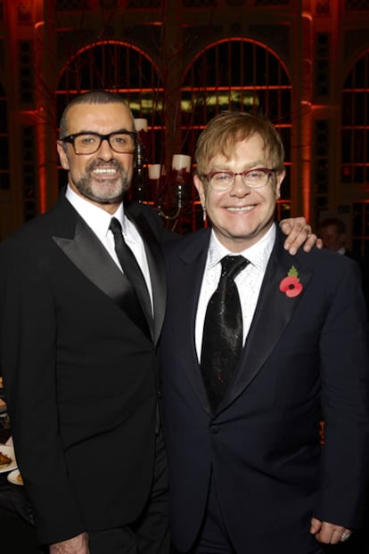 George Michael y Elton John durante un concierto benéfico, en Londres, en 2011.