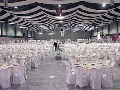 Preparativos en el Palacio de Congresos de Sevilla para el convite del sábado, en el que Castillejo celebrará sus 50 años como sacerdote.