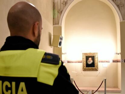 Un policía custodia el cuadro de Cervantes, obra de Juan de Jáuregui.