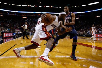 LeBron James dribla a Al Horford, de los Atlanta Hawks