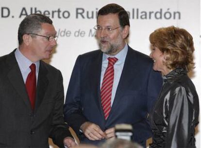 Mariano Rajoy conversa con Esperanza Aguirre y Ruiz-Gallardón, momentos antes de la conferencia que ha pronunciado el alcalde de Madrid en el Foro ABC.