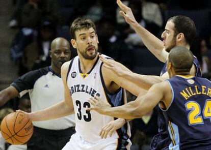 Marc Gasol intenta pasar un balón frente a los jugadores de Kosta Koufos y Andre Miller en el partido de la NBA de los Gizzlies contra el Denver en Menphis.