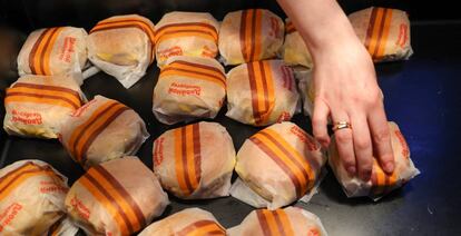 Hamburguesas de la cadena de comida rápida Vkusno & tochka, en un local de Moscú.