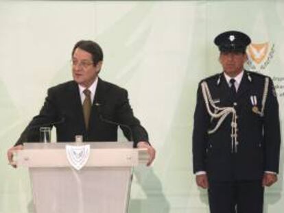 El nuevo presidente de la República de Chipre, Nicos Anastasiades (izda), ofrece su discurso de investidura en el palacio presidencial en Nicosia. EFE/Archivo