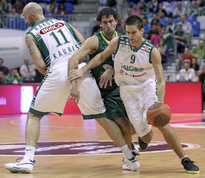 Berni Rodríguez lucha por un balón.