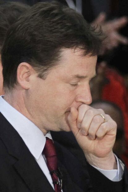 David Cameron (detrás) y Nick Clegg.