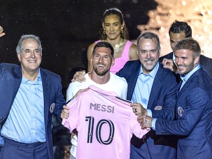 Desde la izquierda, en primer término, Jorge Mas, Lionel Messi, con su nueva camiseta, Jose Mas y David Beckham, el domingo en Fort Lauderdale, en la presentación del fichaje del jugador.