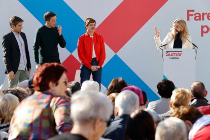 Yolanda Díaz durante su intervención este sábado en un mitin en Ferrol con la candidata Marta Lois, el portavoz de Sumar en el Congreso, Íñigo Errejón, y el exalcalde de Ferrol Jorge Suárez. 