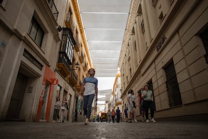Toldos instalados ya en las calles comerciales del centro de Sevilla para combatir el calor, el viernes. 