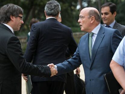 Puigdemont saluda De los Cobos en arribar a la Junta de Seguretat.