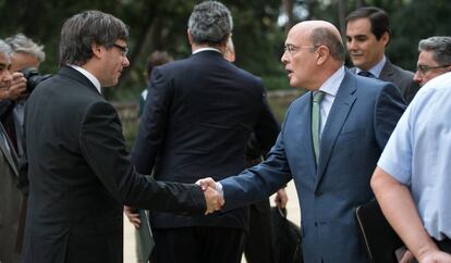 Puigdemont saluda De los Cobos en arribar a la Junta de Seguretat.