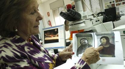 Carmen Pérez muestra imágenes del estudio sobre el eccehomo de Borja.