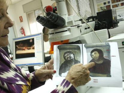 Carmen Pérez muestra imágenes del estudio sobre el eccehomo de Borja.