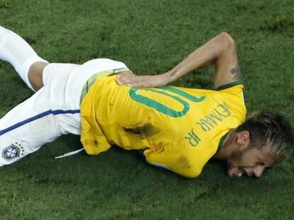 Neymar se duele tras la lesión.