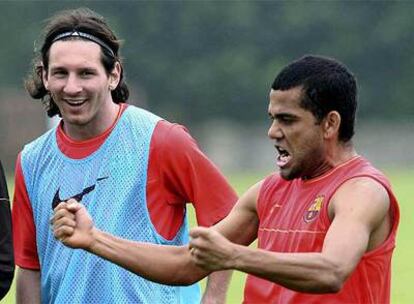 Messi y Alves bromean en el entrenamiento del Barcelona