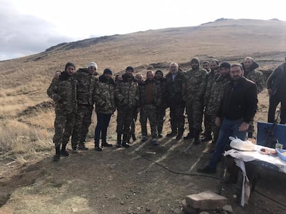 Samuel Badalyan (octavo por la izquierda) en el Alto Karabaj.