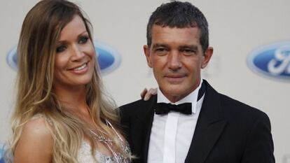 Antonio Banderas y su pareja en la gala.