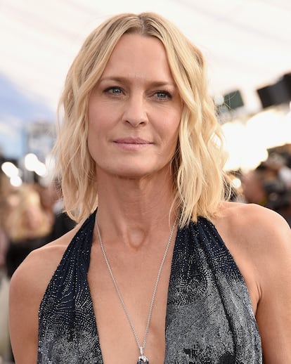 Robin Wright
Sus años de juventud en series como Santa Bárbara, con cardados rizados y ochenteros, o como compañera de Forest Gump, dejan claro que Wright pertenece al club de las rubias que ganan intensidad y atractivo con los años. A las que incluso les sientan bien cierta flacidez y ojeras. A las que la vida ha pasado de un filtro Nashville o Valencia a otro, con más color y profundidad, como X-Pro o Lo-Fi. Si además, una tiene un cuerpo con unos buenos genes y mantiene el tipo, el éxito está asegurado. Sus papeles de los últimos años, como el de la fría y calculadora Claire Underwood de House of Cards, no han hecho sino potenciar su capacidad de seducción.