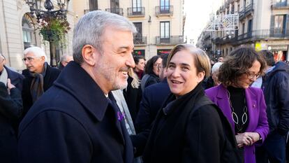El alcalde de Barcelona Jaume Collboni habla con la exalcaldesa Ada Colau, en una imagen de diciembre.