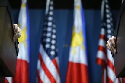 Las manos del Secretario de Relaciones Exteriores de Filipinas Albert del Rosario, a la izquierda, y del Secretario de Estado de EE.UU John Kerry, se apoyan en sus podios durante una conferencia de prensa conjunta en el Ministerio de Asuntos Exteriores en Manila, Filipinas.