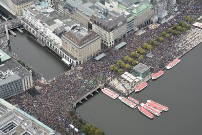 Vista aérea de la multitudinaria marcha "Fridays for future" en Hamburgo, Alemania. 