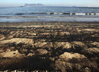 Recogidas 40 toneladas de fuel y arena en Algeciras