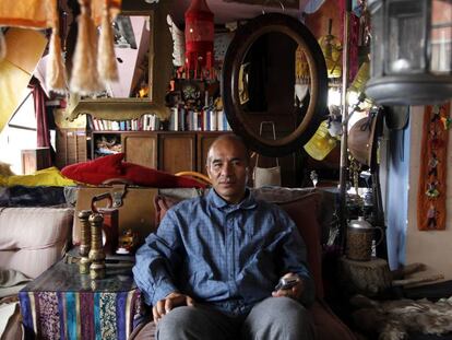 Iván Nogales, en su casa, rodeado de muchos de los artilugios que ha ido recogiendo o comprando en la calles.