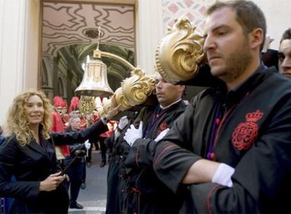 Borja Thyssen llevando el trono de la Virgen de la Exaltación, con su esposa Blanca, que actuó de mayordomo.