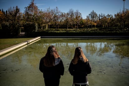 Isabel y Sofía (nombres ficticios), adolescentes víctimas de violencia de género, en Madrid el pasado miércoles.