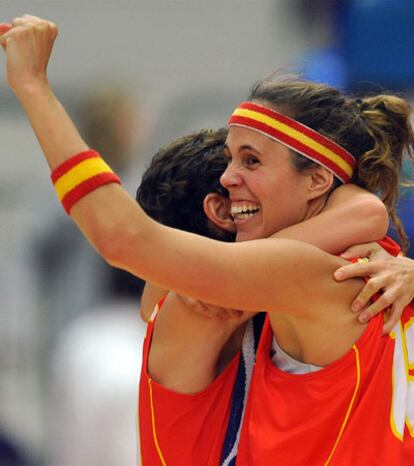 Amaya Valdemoro celebra el triunfo abrazada a Elisa Aguilar.