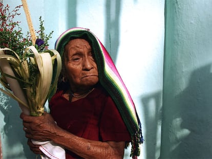 Una mujer del pueblo de Panchimalco (cerca de San Salvador), retratada en la procesión del Domingo de Ramos el 1 de abril de 2007.
