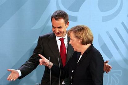 El presidente del Gobierno, José Luis Rodríguez Zapatero, y la canciller alemana, Angela Merkel.