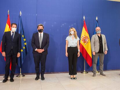 De izquierda a derecha, el presidente de Cepyme, Gerardo Cuerva; el ministro de Seguridad Social, José Luis Escrivá; la ministra de Trabajo, Yolanda Díaz; el secretario general de CCOO, Unai Sordo; y el secretario general de UGT, Pepe Álvarez; este jueves en Madrid.