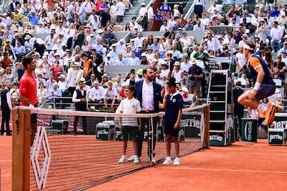 Novak Djokovic (a la izquierda) y Casper Ruud, en la pista central antes del partido.