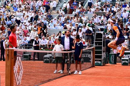 Novak Djokovic (a la izquierda) y Casper Ruud, en la pista central antes del partido.