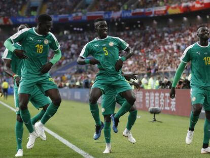 Los jugadores de Senegal celebran el segundo gol. 